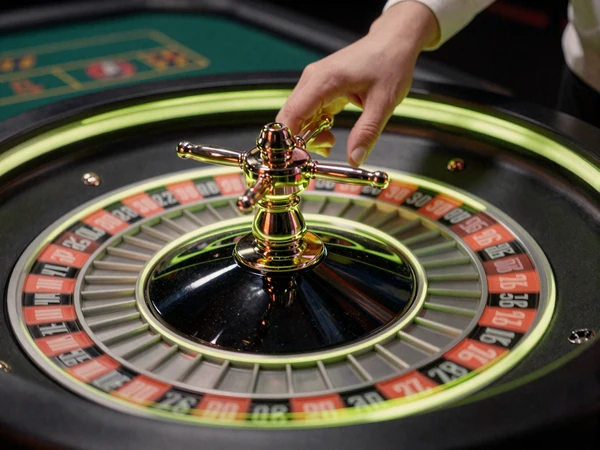 Live-Roulette-Kessel mit Dealer in Echtzeit - 137 Roulette-Varianten im Golazzo Live Casino online